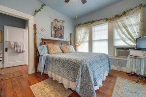 Cottage (2 Bedrooms) | Interior - Charming Canyon Lake Cottage w/ Pool & BBQ Pit! (Canyon Lake)