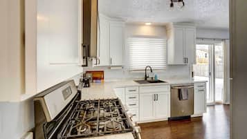 House (3 Bedrooms) | Private kitchen | Microwave, oven, stovetop, dishwasher