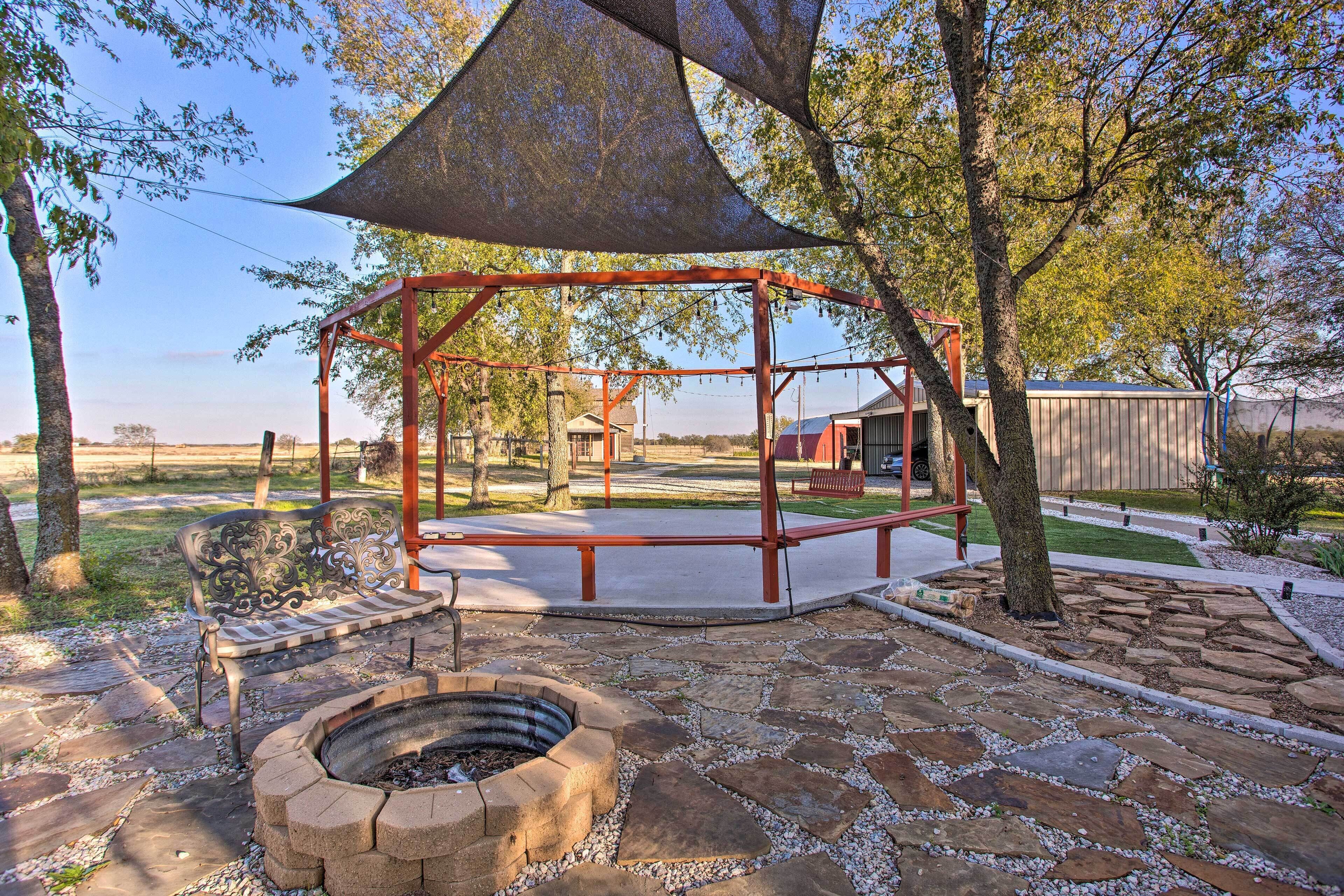 Charming Gainesville Retreat w/ Barn & Grill!