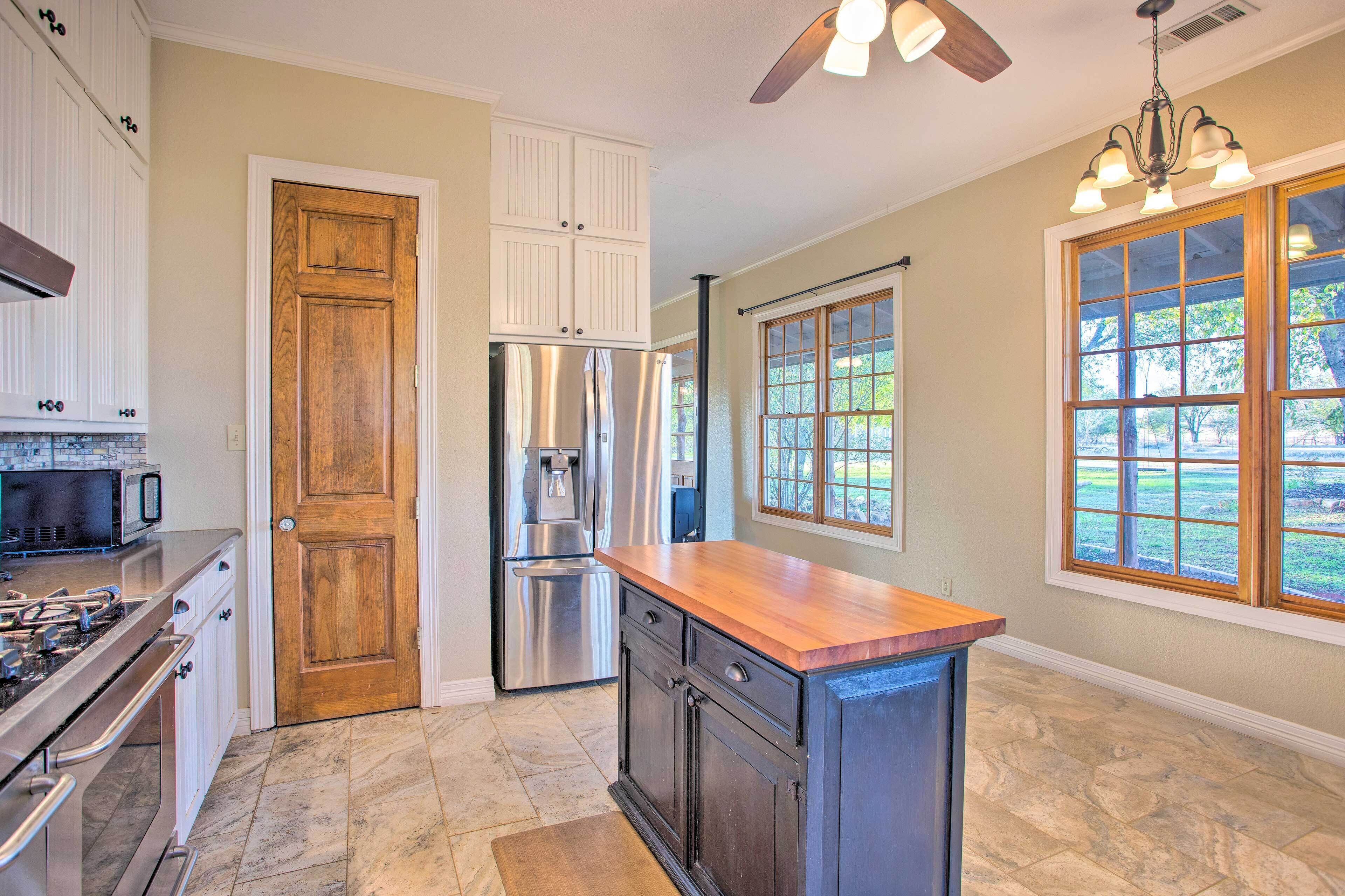 Charming Gainesville Retreat w/ Barn & Grill!