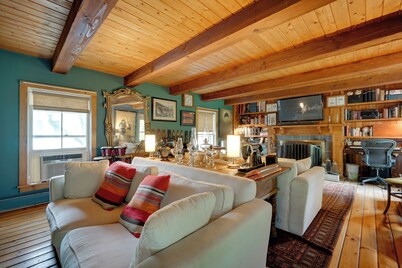 Gorgeous Victorian-style House w/ Hilltop Pool!