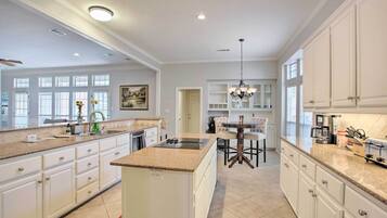 House (4 Bedrooms) | Interior