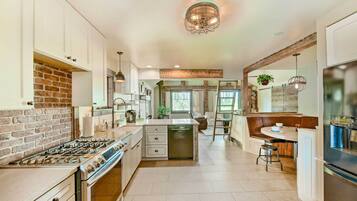 House (4 Bedrooms) | Interior