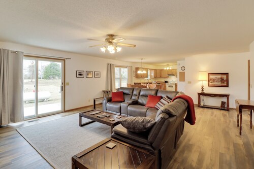 Henderson Home w/ Patio: 1 Mi to Norfork Lake