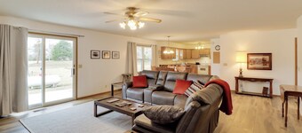 Henderson Home w/ Patio: 1 Mi to Norfork Lake