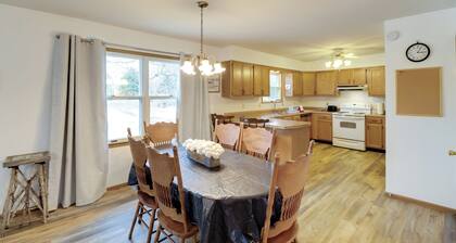 Henderson Home w/ Patio: 1 Mi to Norfork Lake