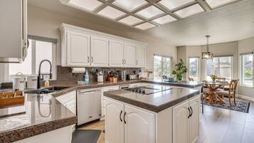 House (5 Bedrooms) | Interior