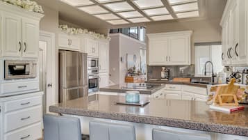 House (5 Bedrooms) | Interior