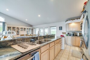 House (5 Bedrooms) | Interior