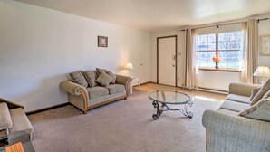 A living room with a sofa, a glass coffee table, and a lamp. - 2 Mi to Dtwn Allentown Shops & Eats! Cozy Home (Allentown)