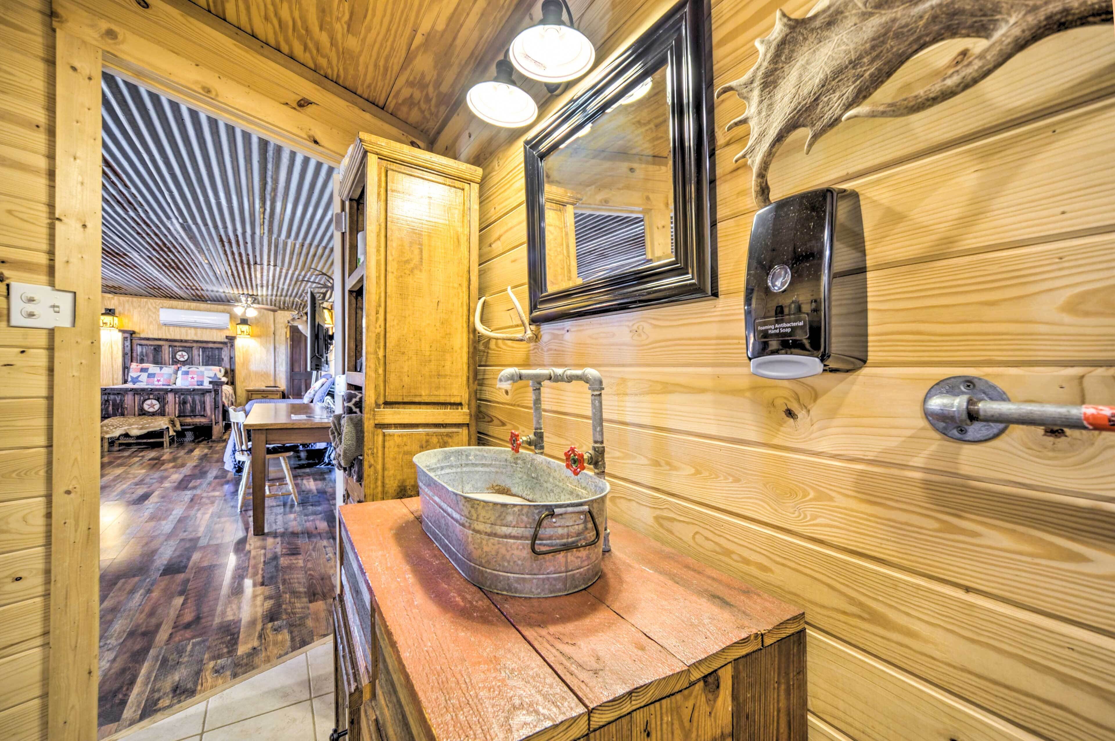 Fredericksburg Cabin: Rural Views & Wildlife!