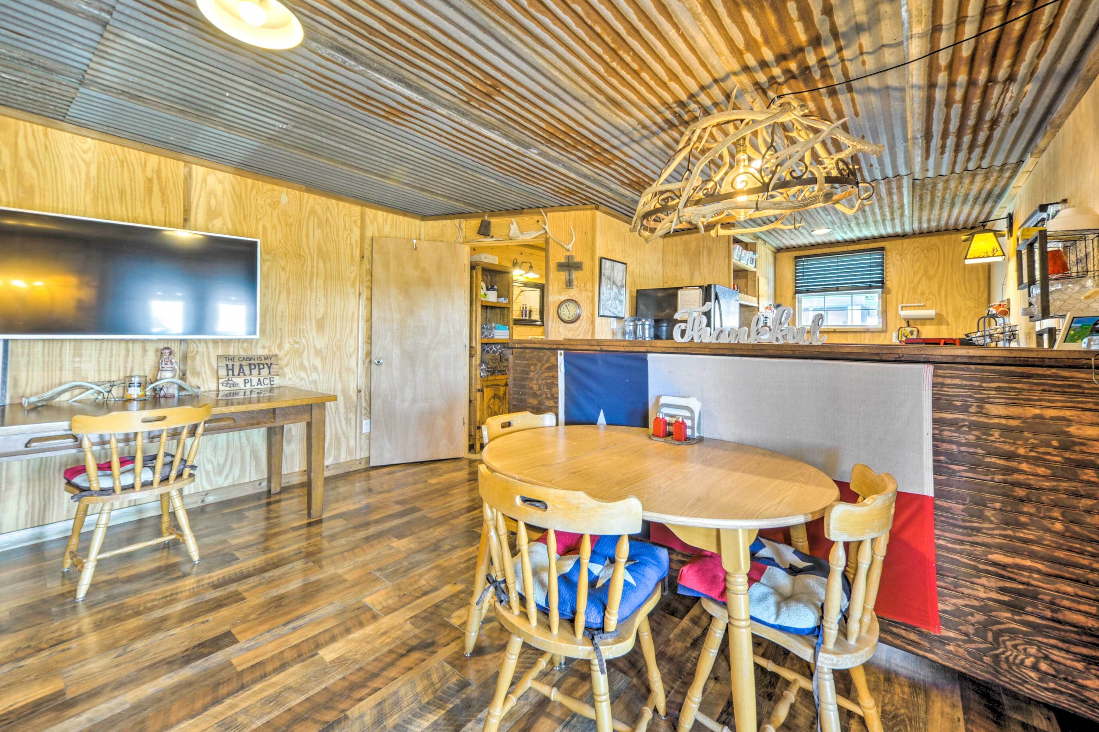 Fredericksburg Cabin: Rural Views & Wildlife!