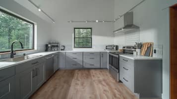 House (6 Bedrooms) | Interior