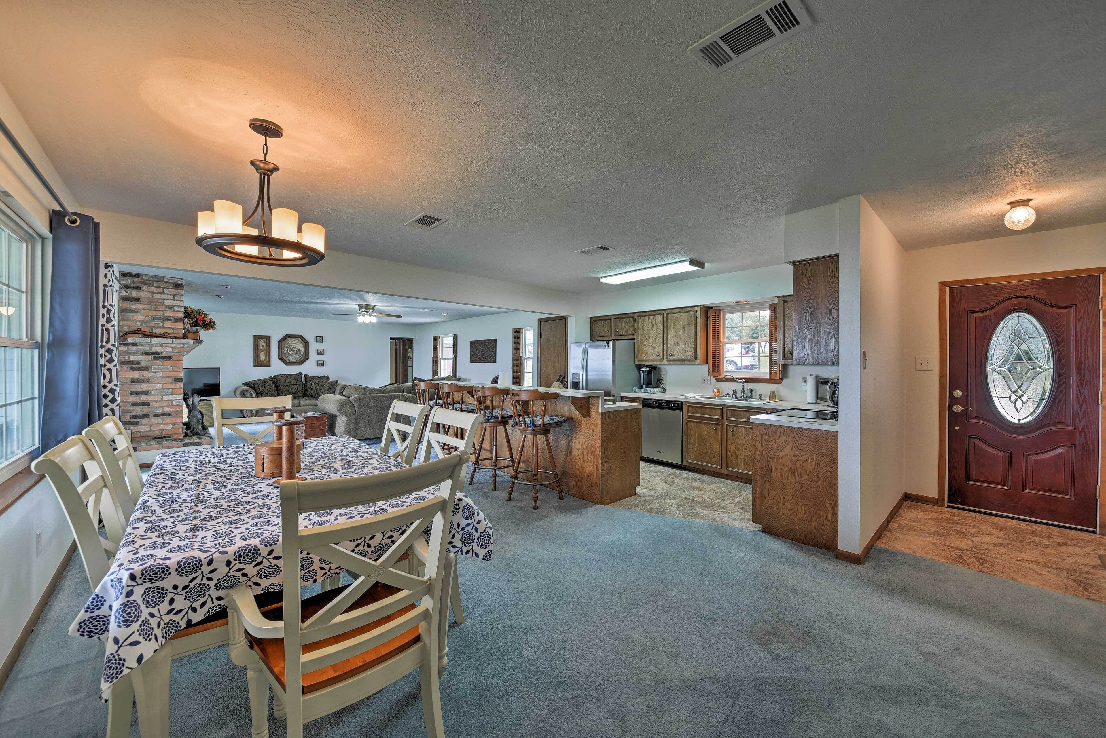 Lakefront Livingston Home w/ Dock, 1 Mi to Launch!