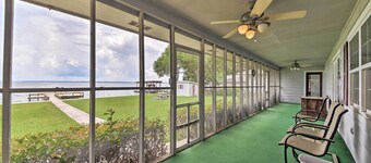 利文斯頓湖濱家庭度假屋，附碼頭，距離發射場 1 英里！