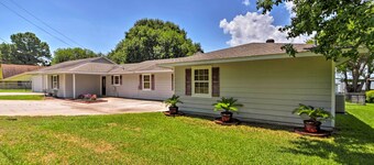 Lakefront Livingston Home w/ Dock, 1 Mi to Launch!
