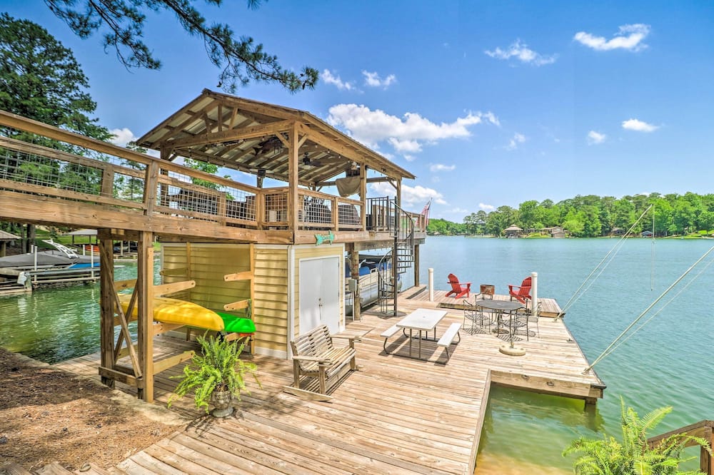Lake Martin Cabin w/ Luxury Dock & Kayaks! - Neman, AL