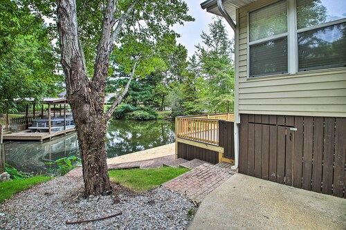 2-tier Deck & Boat Parking: Lake Hamilton Home