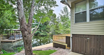 2-tier Deck & Boat Parking: Lake Hamilton Home