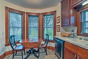 Dining - Lawrence Area Vacation Rental 15 Mi to Topeka! (Lecompton)