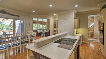 House (5 Bedrooms) | Interior