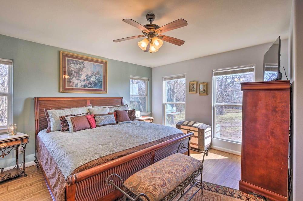 Charming Palmer Family Home on 5 Acres! - Ellis County, TX