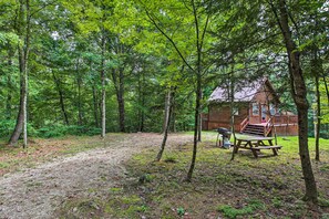 Outdoor dining - Off-the-grid Cabin Living in Red River Gorge! (Campton)