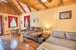 Bed sheets - Off-the-grid Cabin Living in Red River Gorge! (Campton)