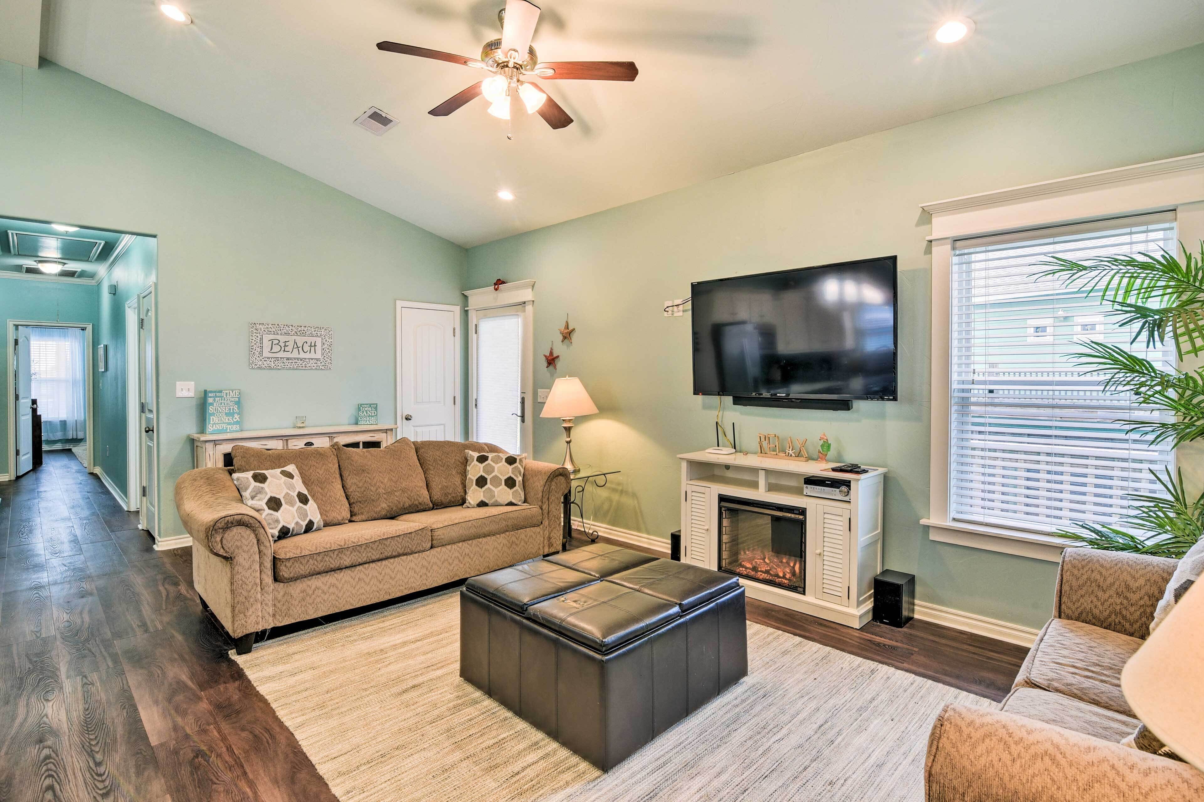 Oceanside Crystal Beach Home - Walk to Shore!