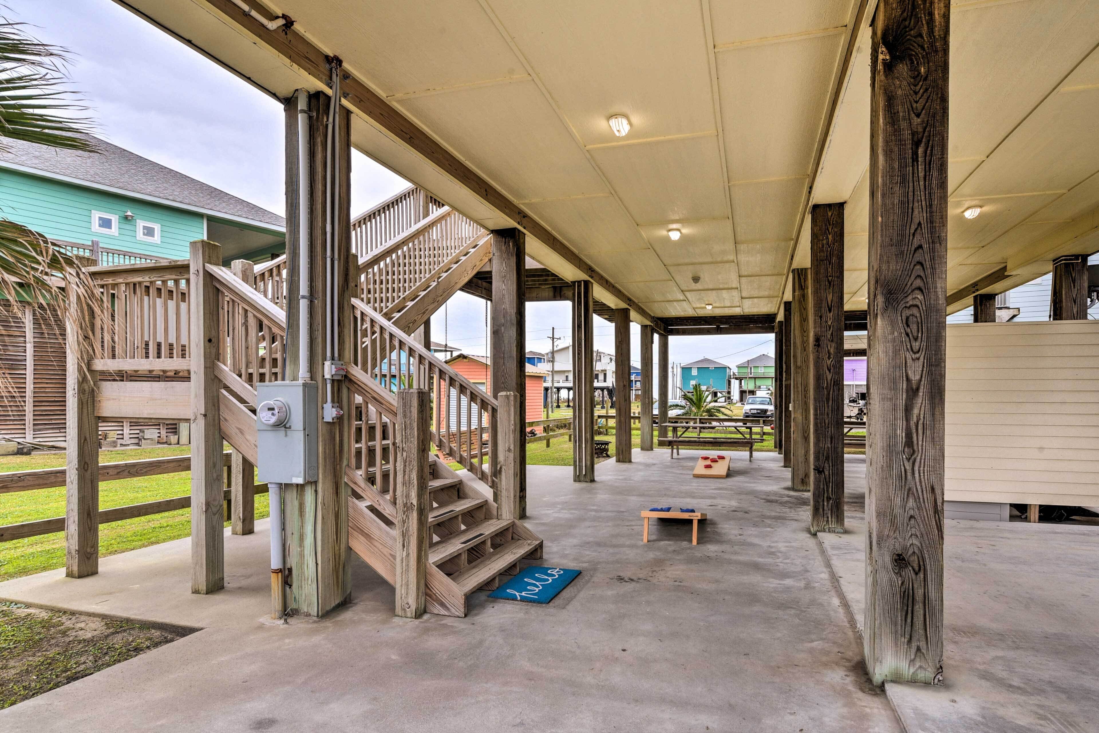 Oceanside Crystal Beach Home - Walk to Shore!