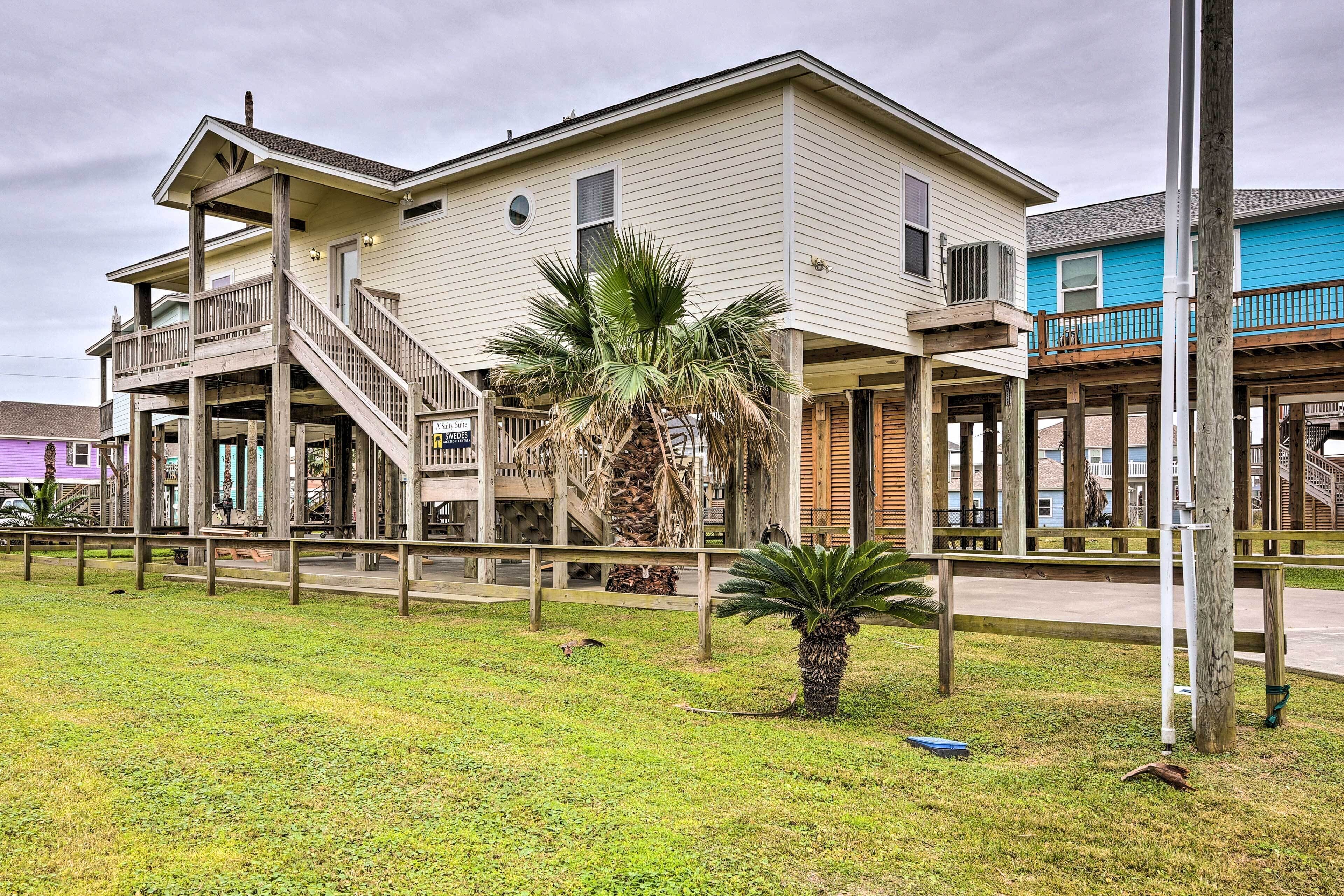 Oceanside Crystal Beach Home - Walk to Shore!