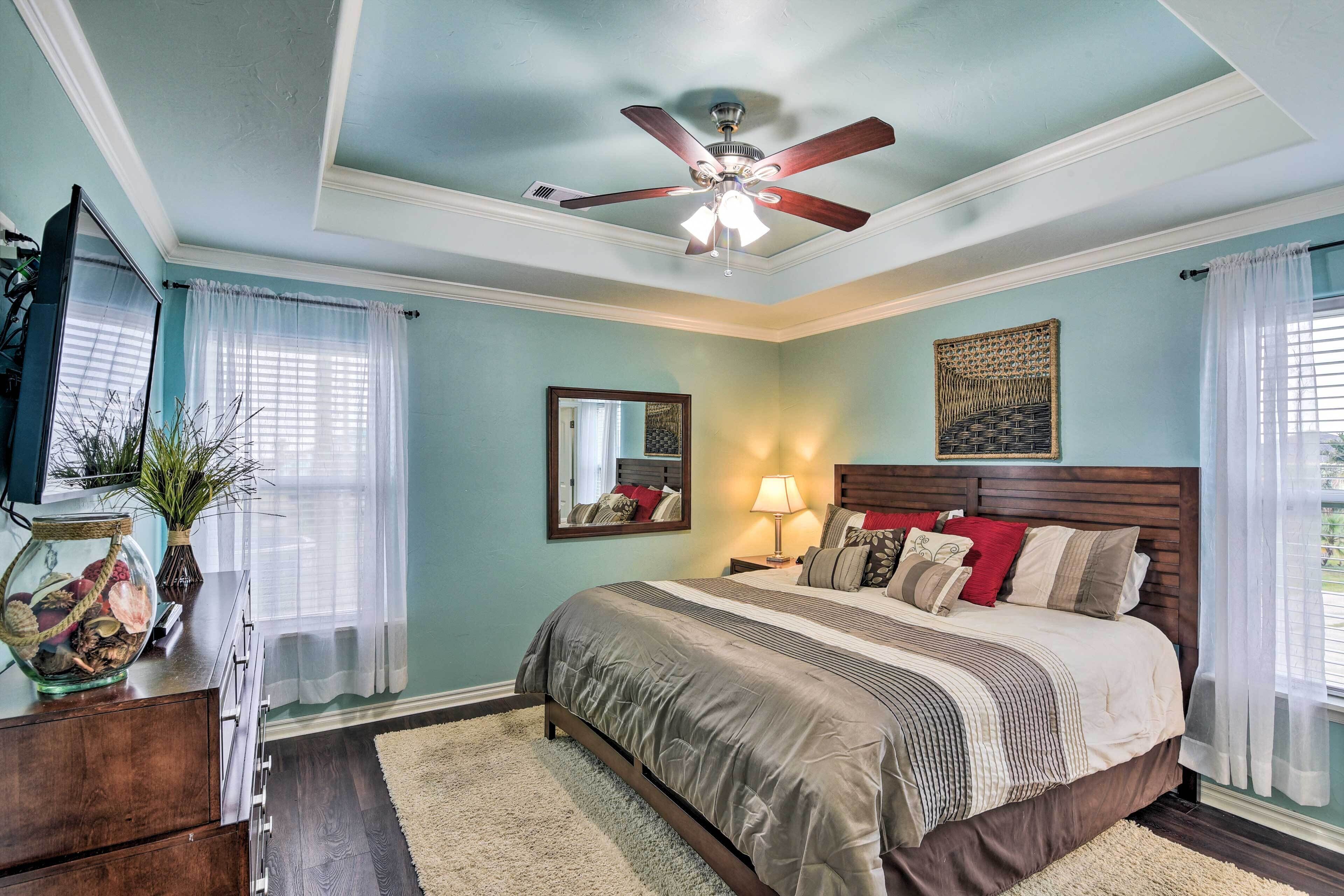 Oceanside Crystal Beach Home - Walk to Shore!