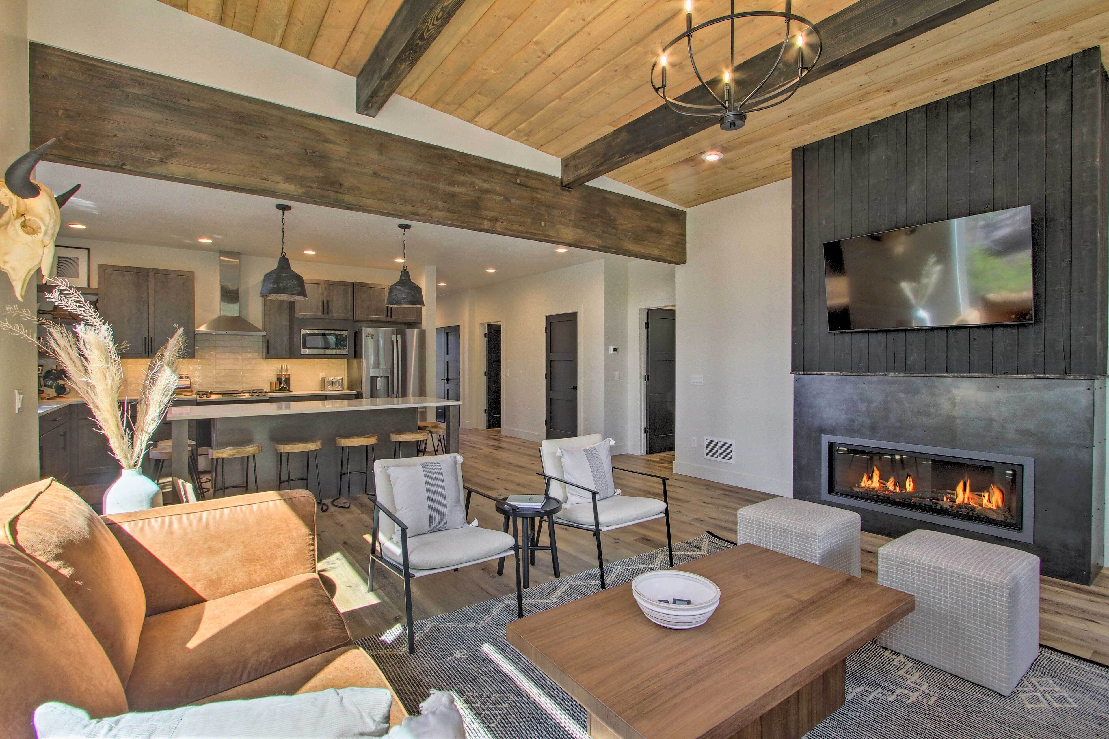 Modern & Newly Built Cabin: Ski, Fish, Hike!