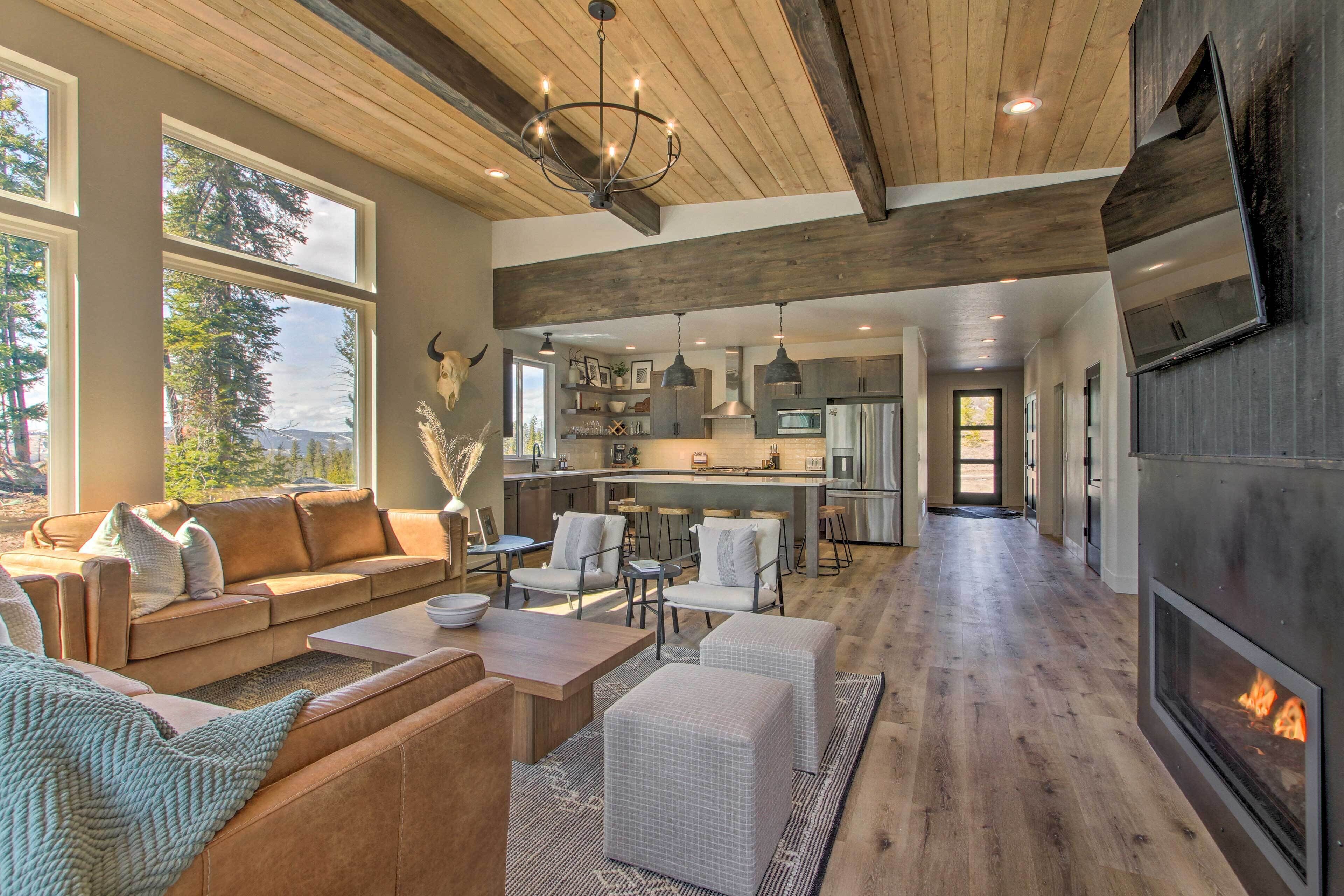 Modern & Newly Built Cabin: Ski, Fish, Hike!