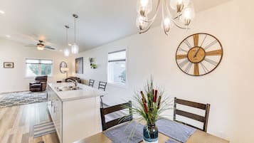 House (3 Bedrooms) | Interior