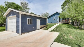 Une propriété résidentielle dotée d’un garage, d’un porche abrité et d’une pelouse bien entretenue.