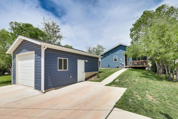 A residential property with a garage, a covered porch, and a well-maintained lawn. - Newly Built Rapid City Retreat ~ 1 Mi to Dtwn (Rapid City)