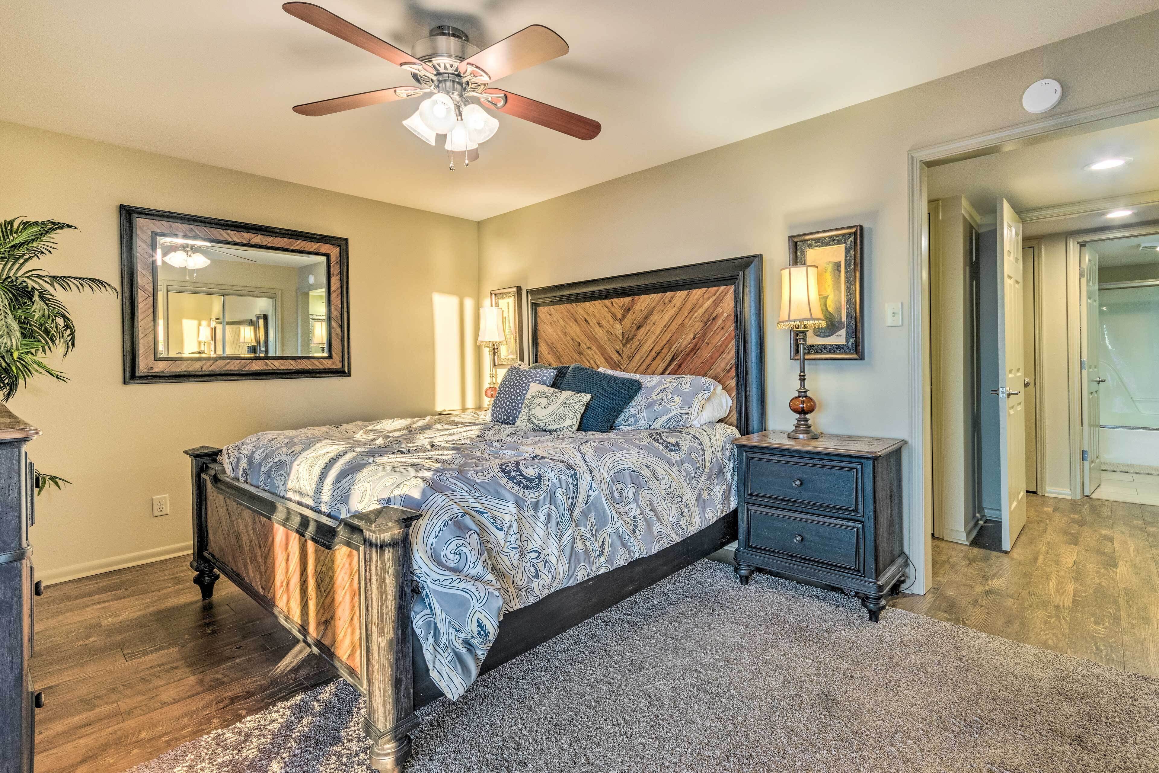 Cozy Arkansas Retreat w/ 2 Balconies & River Views