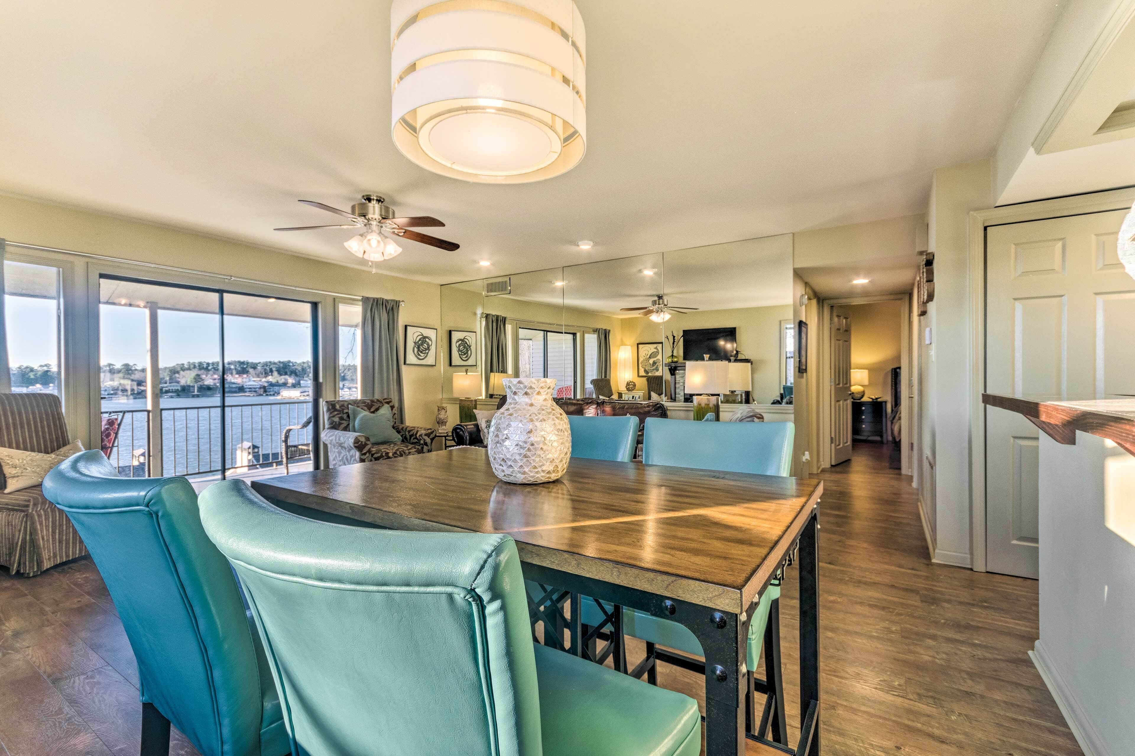 Cozy Arkansas Retreat w/ 2 Balconies & River Views