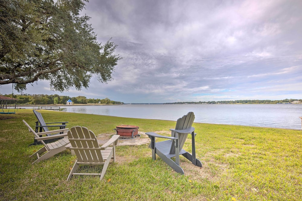 Modern Lake Conroe House w/ Lakefront Park & Deck!