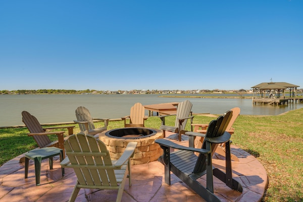 Modern Lake Conroe House W/ Lakefront Park & Deck! - Lake Conroe, TX