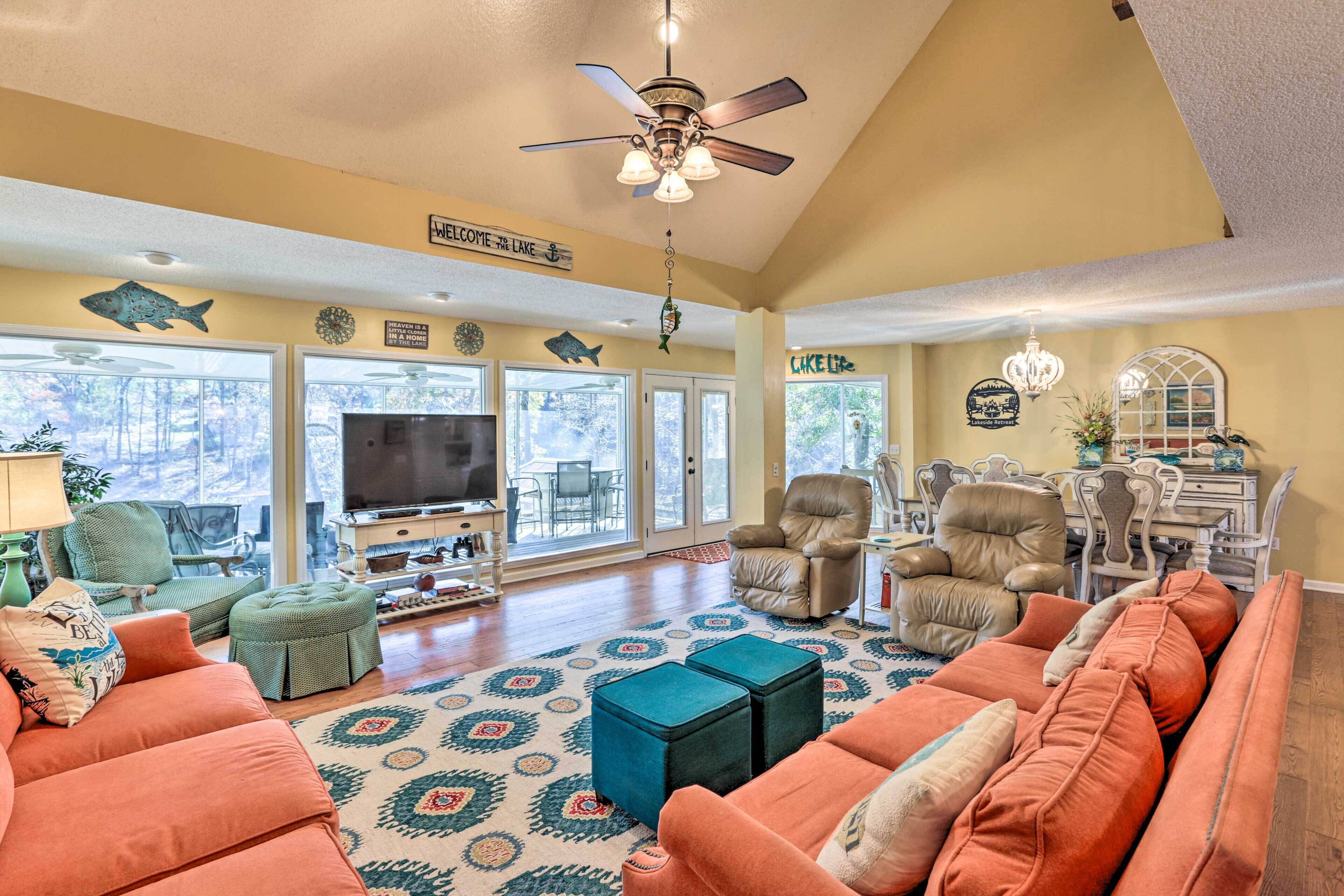 Peaceful 'lakeside Retreat': Hot Tub & Dock!