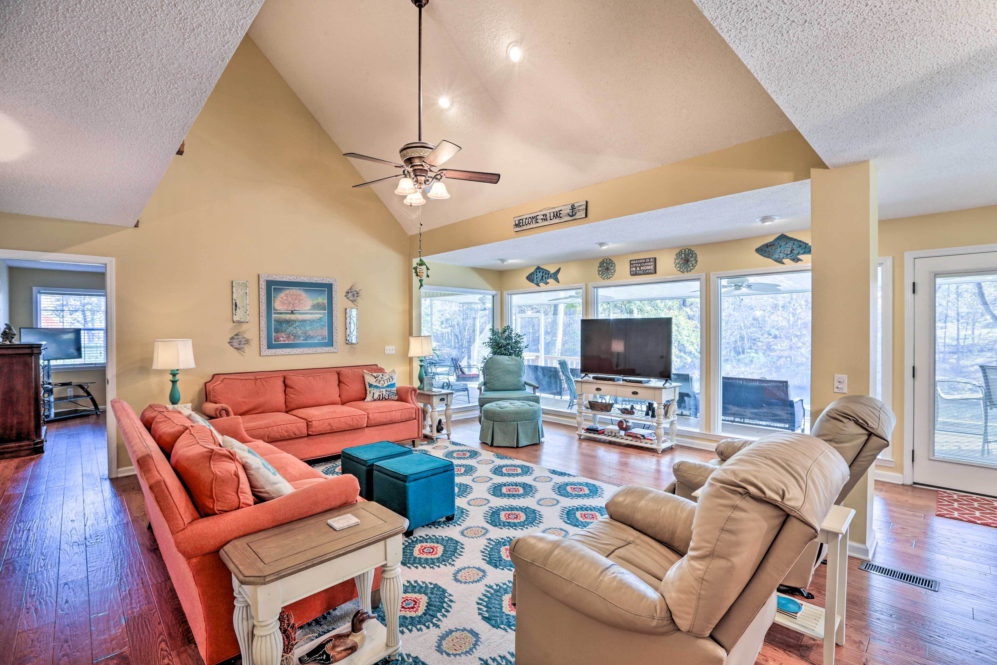 Peaceful 'lakeside Retreat': Hot Tub & Dock!