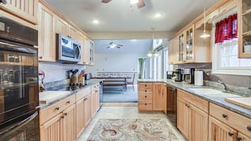 House (5 Bedrooms) | Interior