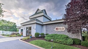A building with a sign reading "Chelsea at Massacott". - Resort Home on Mountain Golf Course w/ Deck & View (McGaheysville)