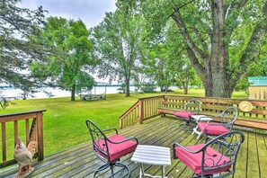 Outdoor dining - Lakefront Spicer Cabin w/ Dock & 2 Kayaks! (Spicer)
