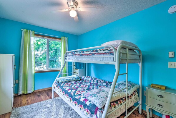 4 bedrooms, iron/ironing board, bed sheets - Lakefront Spicer Cabin w/ Dock & 2 Kayaks! (Spicer)