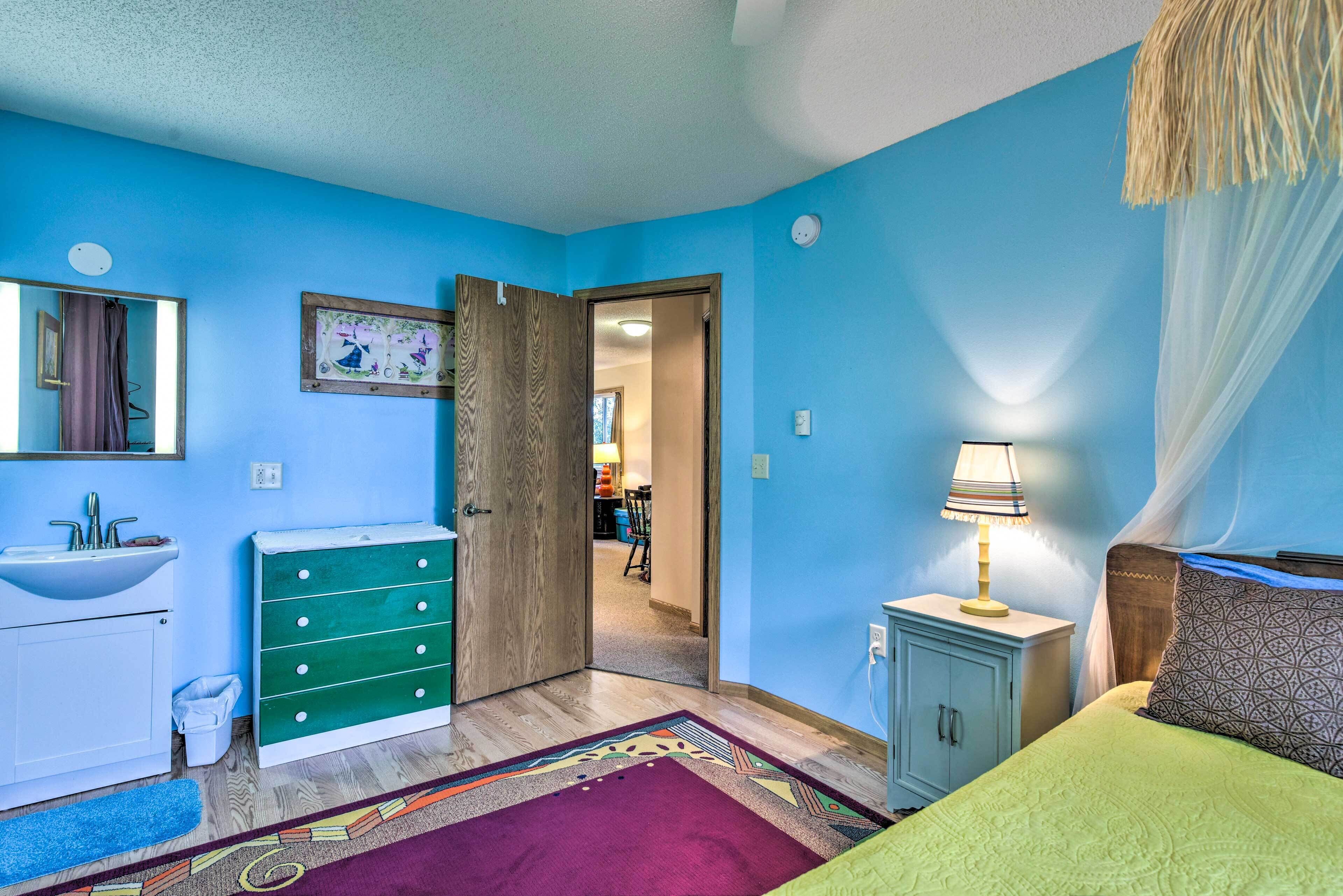 4 عدّة غرف نوم ومكواة/لوح كي وملاءات أسرّة