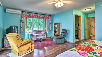 4 bedrooms, iron/ironing board, bed sheets