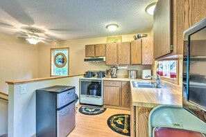 Microwave, oven, stovetop, dishwasher - Lakefront Spicer Cabin w/ Dock & 2 Kayaks! (Spicer)